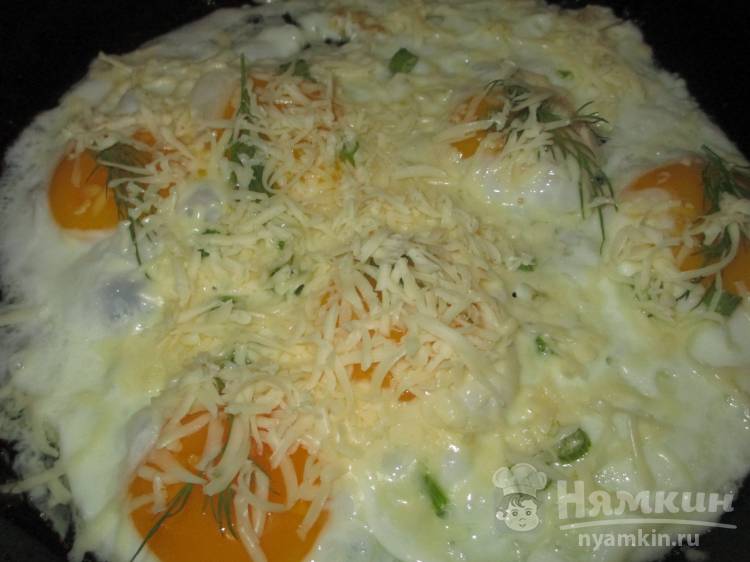 Яичница на домашних куриных яичках с сыром и укропом  - фото шаг 4