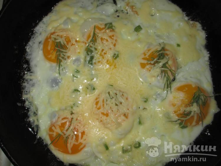 Яичница на домашних куриных яичках с сыром и укропом  - фото шаг 5