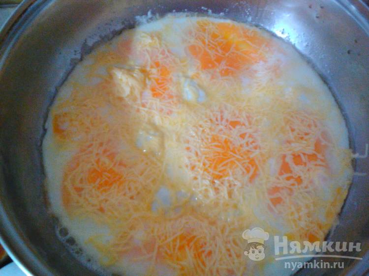 Яичница на сливочном масле с сыром и укропом - фото шаг 3