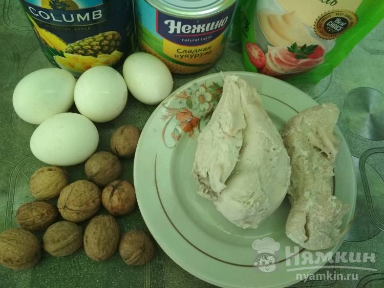 Салат с курицей, ананасами и орехами