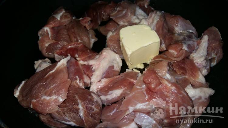 Жареное мясо с луком и зеленью - фото шаг 1