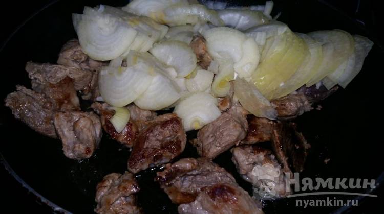 Жареное мясо с луком и зеленью - фото шаг 2