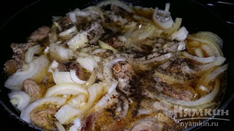 Жареное мясо с луком и зеленью - фото шаг 3