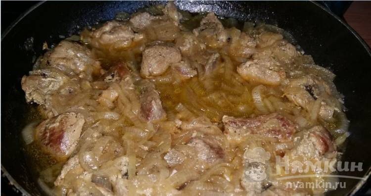 Жареное мясо с луком и зеленью - фото шаг 4