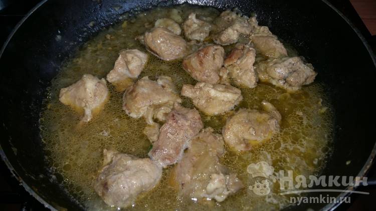 Томатный суп с мясом и зеленью - фото шаг 1