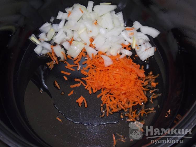 Томатный суп с красной чечевицей и зеленью в мультиварке - фото шаг 1