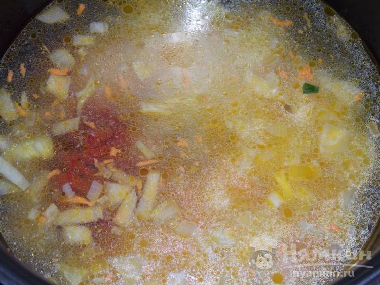 Томатный суп с красной чечевицей и зеленью в мультиварке - фото шаг 3