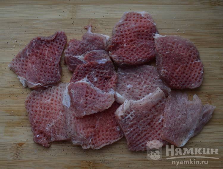 Вкусная тушеная свинина с луком - фото шаг 1