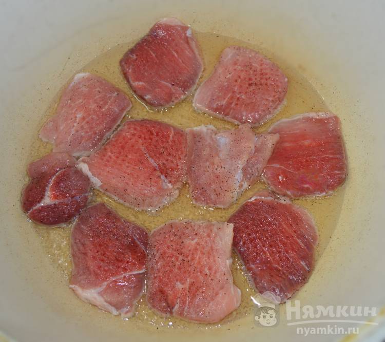 Вкусная тушеная свинина с луком - фото шаг 3