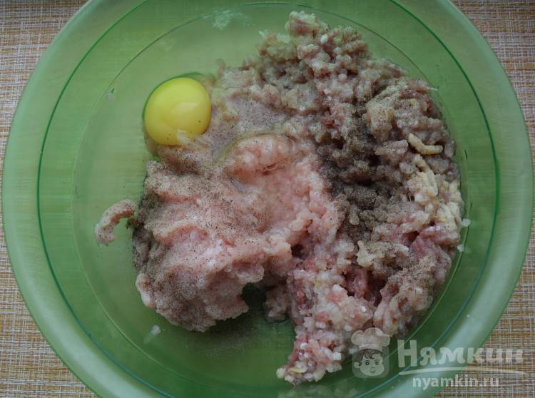  Котлеты из свинины и индейки в духовке  - фото шаг 2