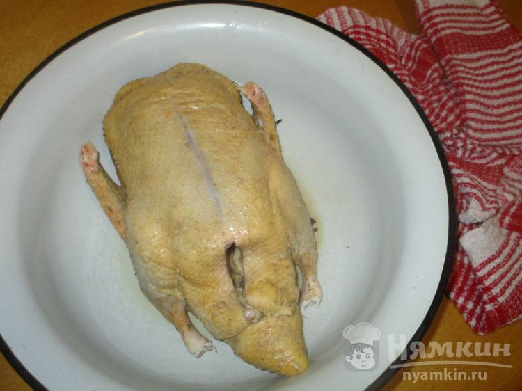 Как готовится утка в духовке в рукаве с картошкой?