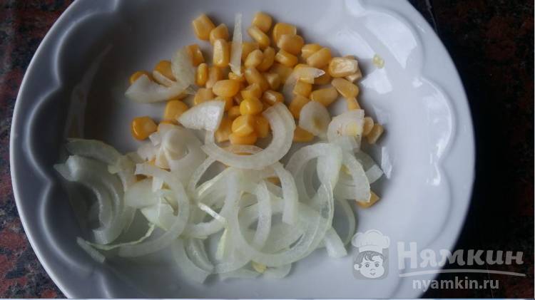 Вареная куриная грудка с кукурузой и горошком - фото шаг 1