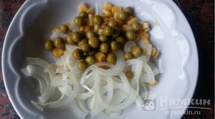Вареная куриная грудка с кукурузой и горошком - фото шаг 2