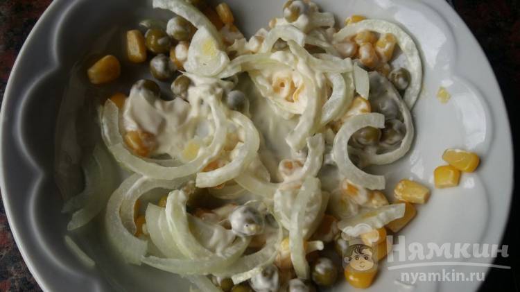 Вареная куриная грудка с кукурузой и горошком - фото шаг 3
