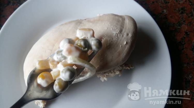 Вареная куриная грудка с кукурузой и горошком - фото шаг 4