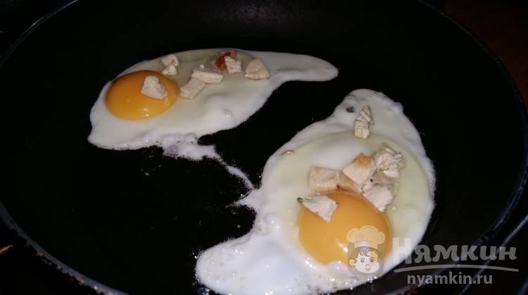 Яичница с чесноком и кусочками вареной курицы - фото шаг 2