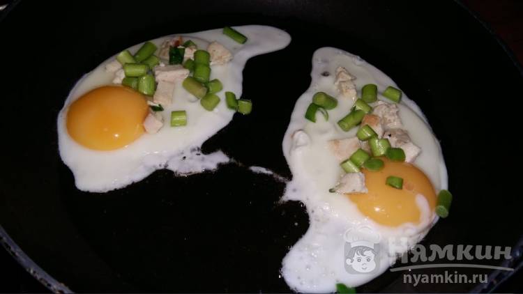 Яичница с чесноком и кусочками вареной курицы - фото шаг 3