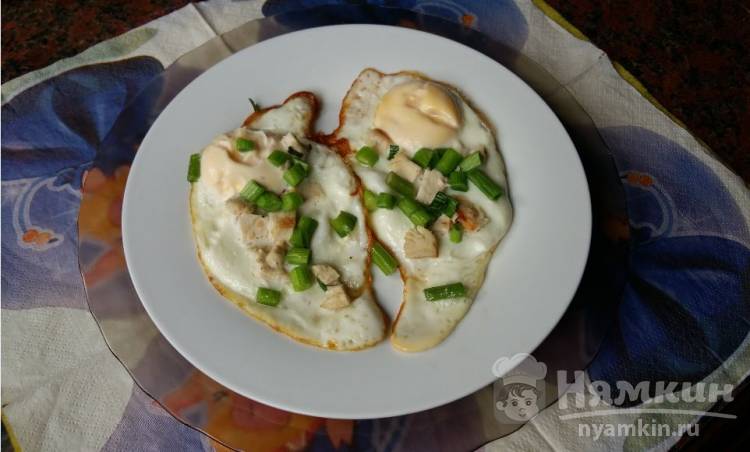 Яичница с чесноком и кусочками вареной курицы - фото шаг 4