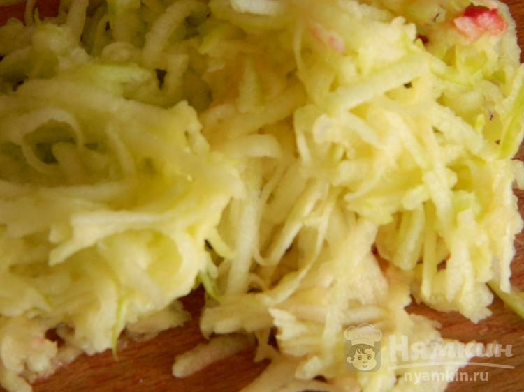 Свекольно-яблочный салат с орехами и черносливом - фото шаг 2