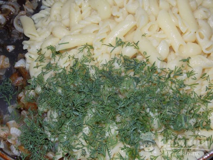 Пикантные макароны с соевым соусом и луком - фото шаг 3