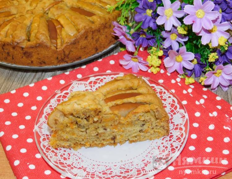 Морковный пирог с яблоками и грецкими орехами