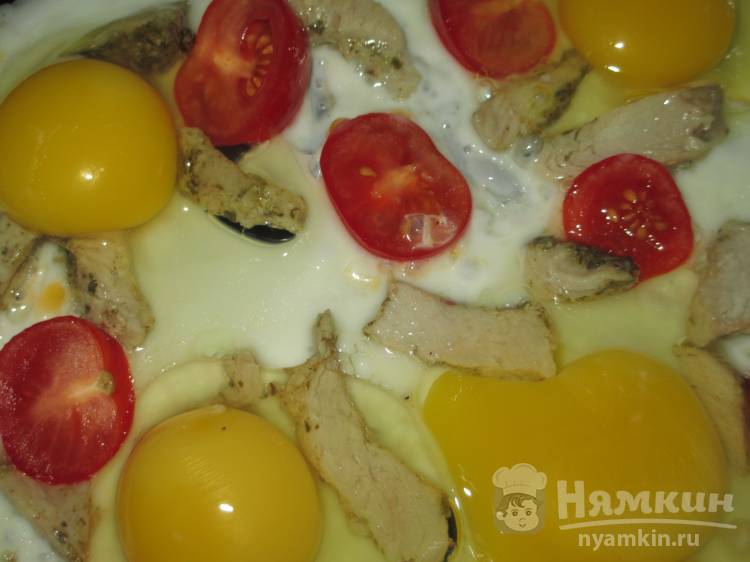 Яичница со свининой, помидорами черри под сыром - фото шаг 5