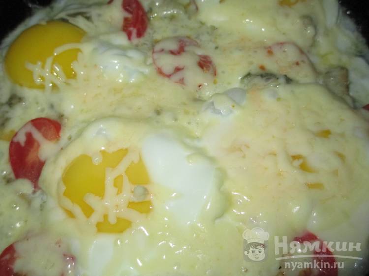 Яичница со свининой, помидорами черри под сыром - фото шаг 8