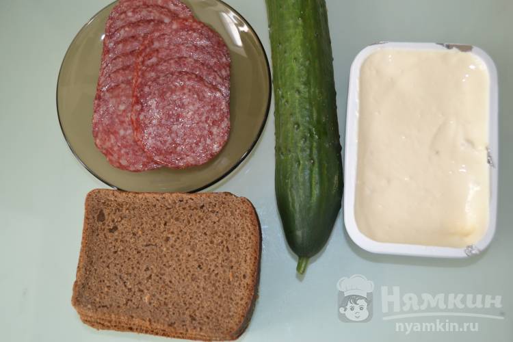 Мини-бутерброды с колбасой, огурцом и сыром
