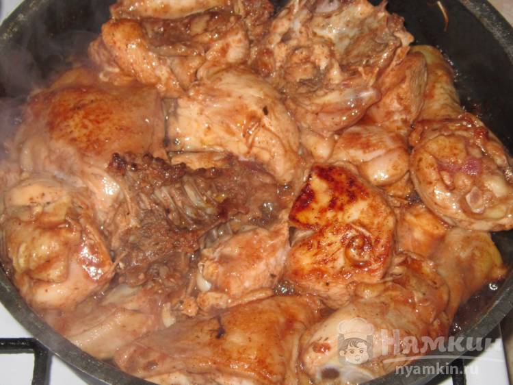 Курица жареная на сковороде с кетчупом и соевым соусом - фото шаг 7