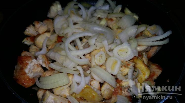 Жареная куриная грудка с морковью и луком - фото шаг 2