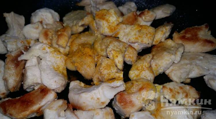 Жареная куриная грудка с рисом и куркумой - фото шаг 3