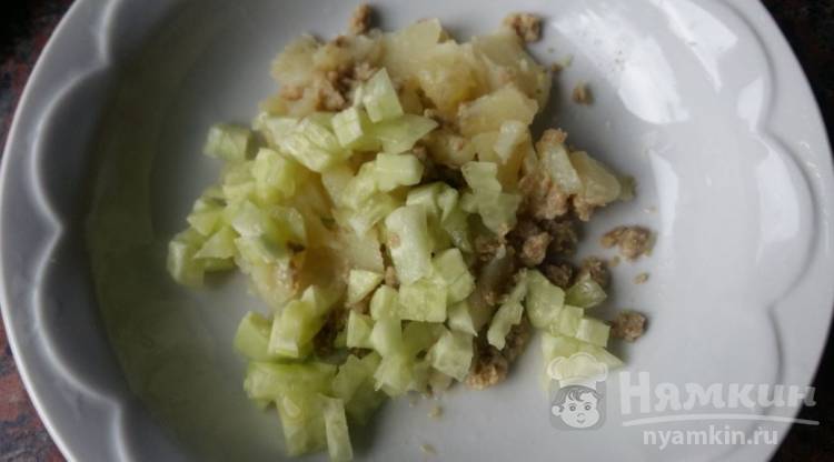 Огуречные лодочки с начинкой из фарша и картофеля - фото шаг 3