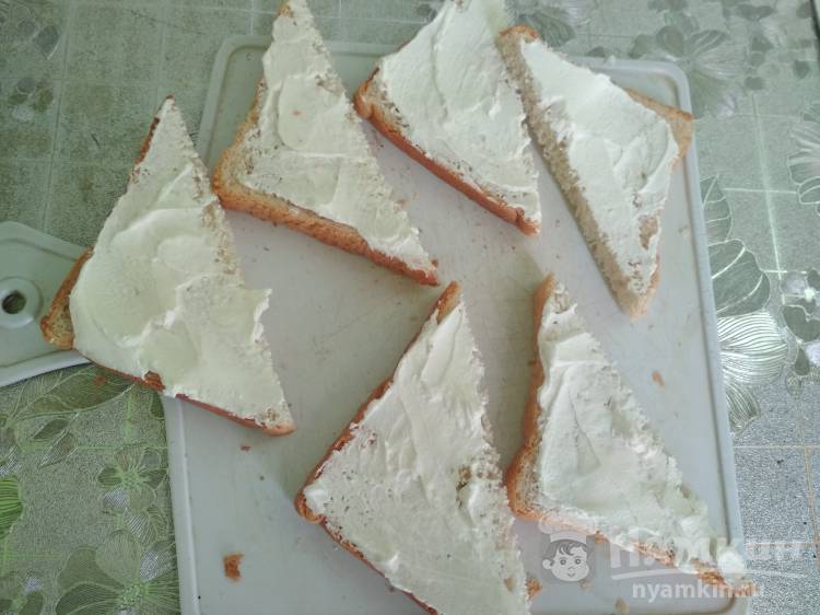 Бутерброды с соленой горбушей и творожным сыром - фото шаг 2