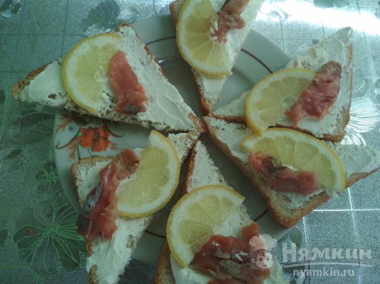 Бутерброды с соленой горбушей и творожным сыром - фото шаг 3