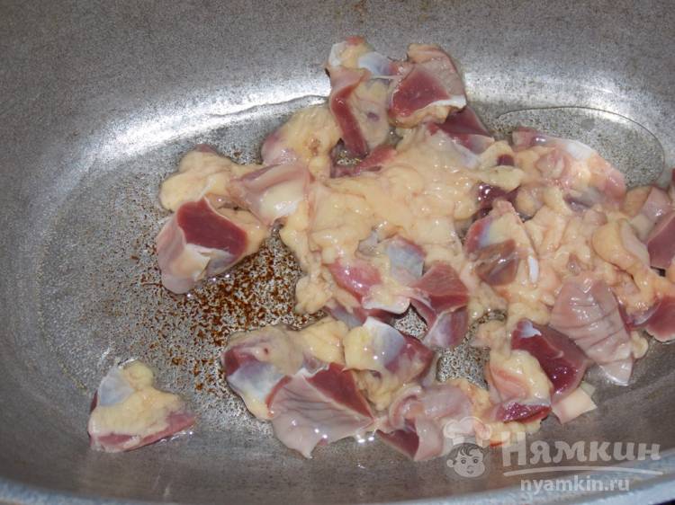 Макароны с куриными желудками и зеленью в утятнице - фото шаг 1