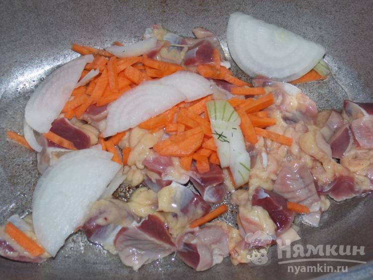 Макароны с куриными желудками и зеленью в утятнице - фото шаг 2