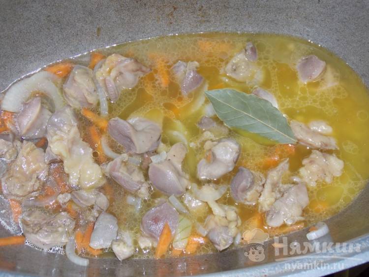 Макароны с куриными желудками и зеленью в утятнице - фото шаг 3