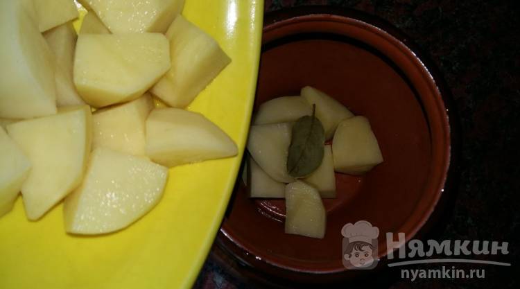 Тушеный картофель с мясом в горшочке - фото шаг 3
