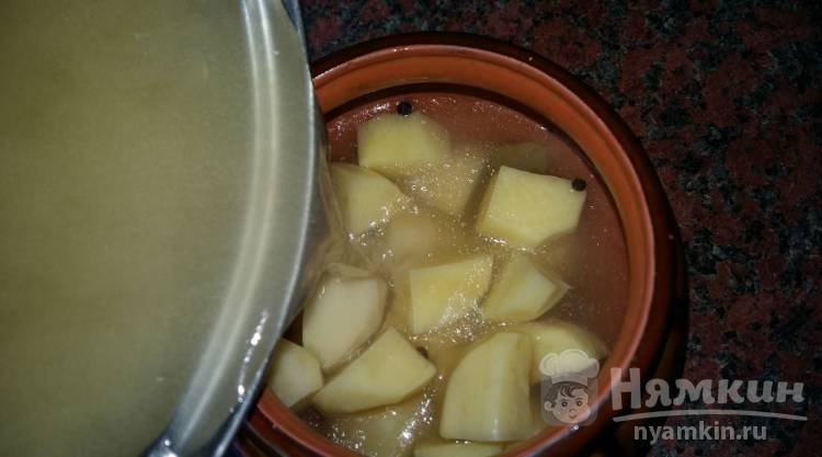 Тушеный картофель с мясом в горшочке - фото шаг 4