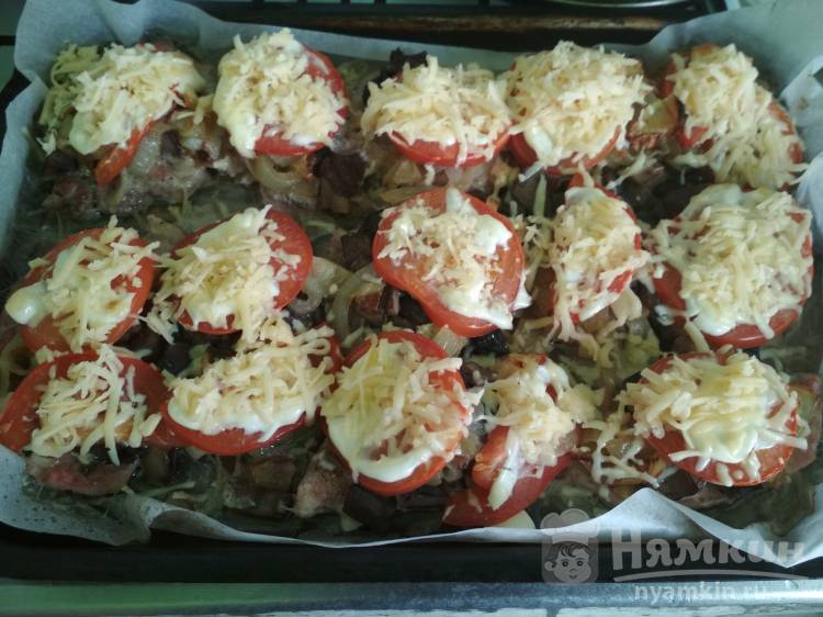 Свинина с грибами, помидорами, луком и сыром в духовке