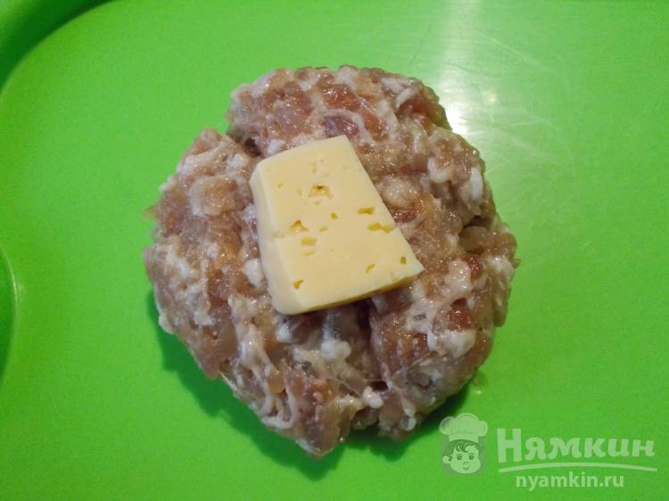 Мясные котлеты с сыром в томатной подливке - фото шаг 1