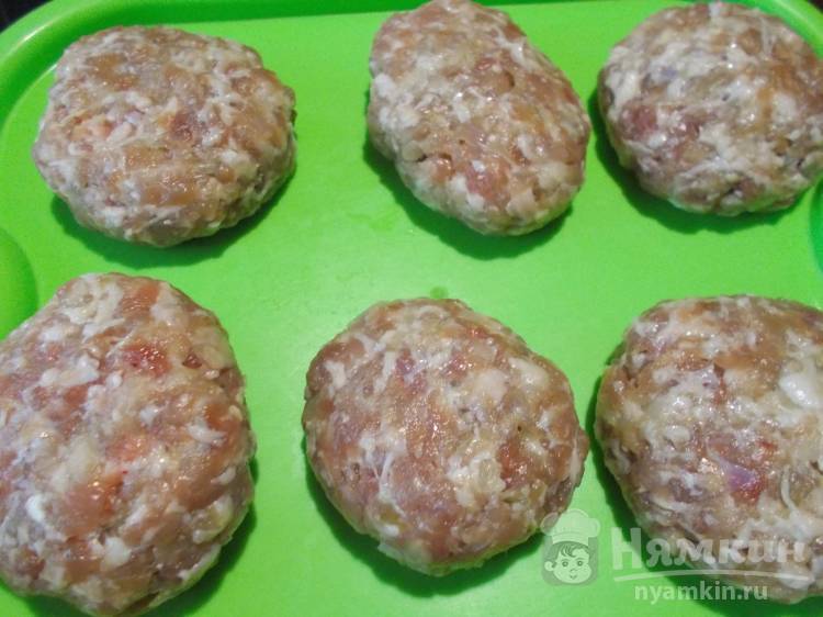 Мясные котлеты с сыром в томатной подливке - фото шаг 2