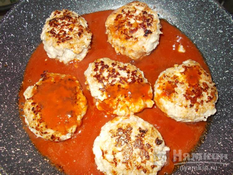 Мясные котлеты с сыром в томатной подливке - фото шаг 6