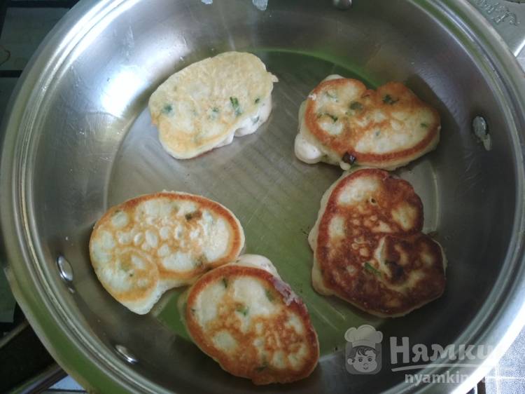 Оладьи с зеленым луком на кефире - фото шаг 8