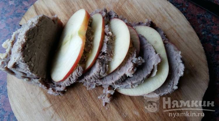 Мясо в сливочном соусе с яблоком и огурцом - фото шаг 2
