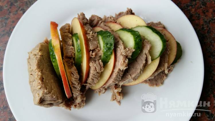 Мясо в сливочном соусе с яблоком и огурцом - фото шаг 3