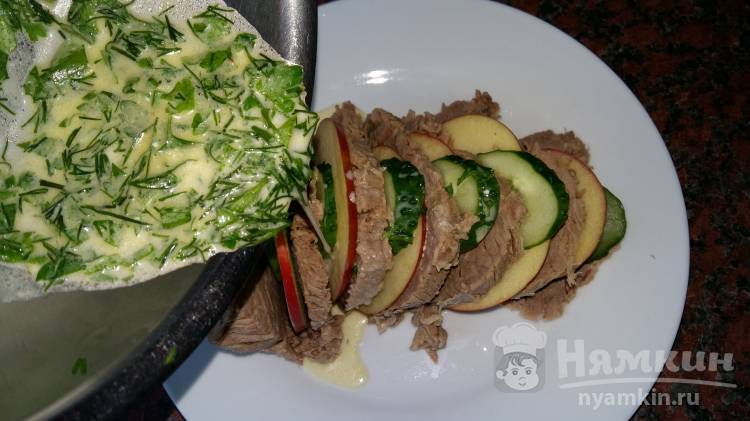 Мясо в сливочном соусе с яблоком и огурцом - фото шаг 5