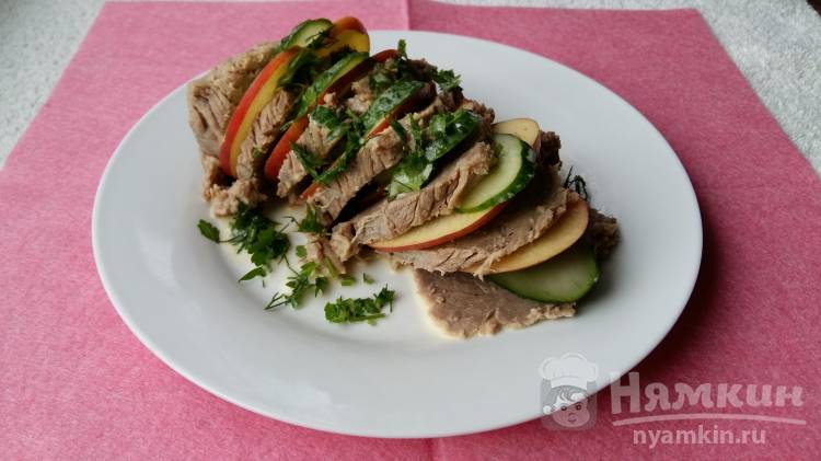 Мясо в сливочном соусе с яблоком и огурцом - фото шаг 6