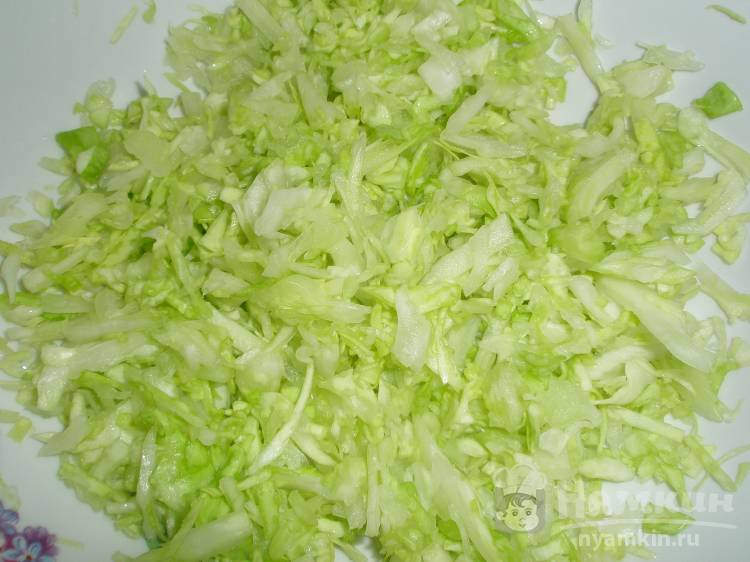 Салат из ранней капусты и свежих овощей - фото шаг 1