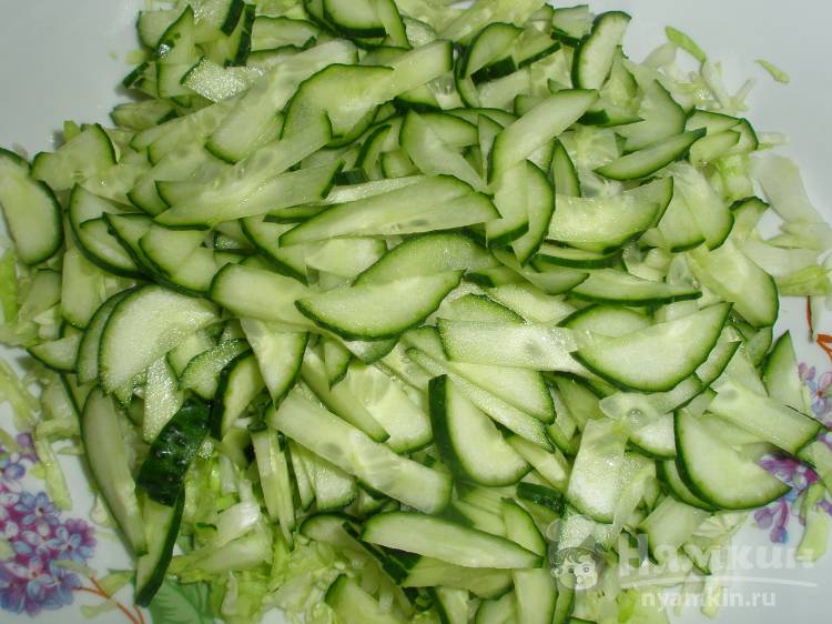 Салат из ранней капусты и свежих овощей - фото шаг 2